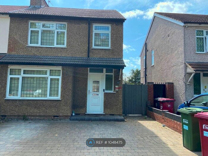 3 Bedroom Semi-Detached House To Rent In Burnham Lane, Slough, SL1