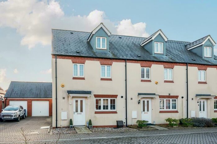 4 Bedroom Semi-Detached House To Rent In Fontwell Road, Bicester, OX26