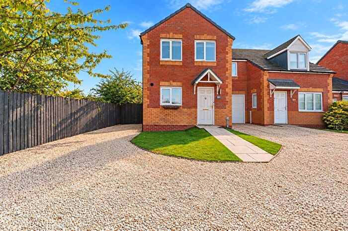 3 Bedroom Semi Detached House For Sale In Sidings Road, Grimsby, Lincolnshire, DN31