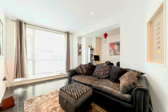 2 Bedroom Flat To Rent In Railton Road, SE24