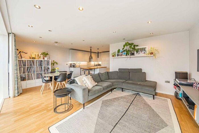 3 Bedroom Flat For Sale In Goodchild Road, London, N4