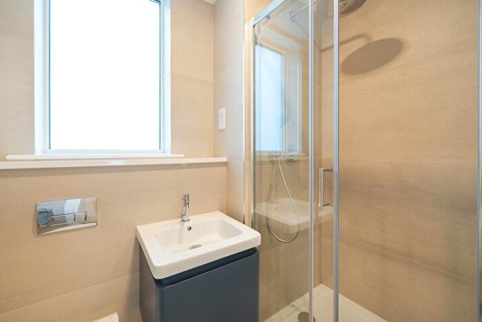 2 Bedroom Flat To Rent In Wyvil Road, Nine Elms, London, SW8