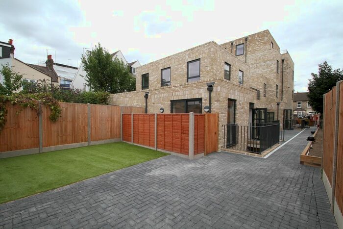 3 Bedroom Flat To Rent In Chingford Road, London, E17