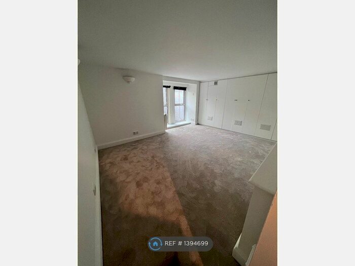 3 Bedroom Flat To Rent In Queenstown Road, London, SW8