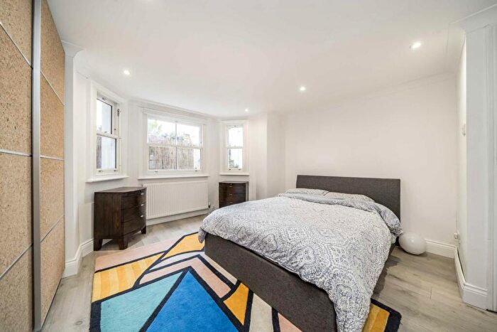 2 Bedroom Flat For Sale In Ickburgh Road, Clapton, E5