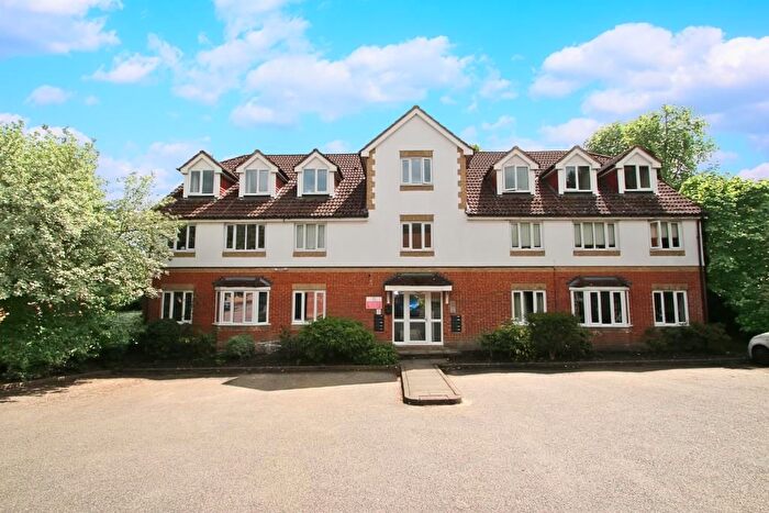 2 Bedroom Maisonette For Sale In Alexandra Gardens Knaphill Surrey, GU21
