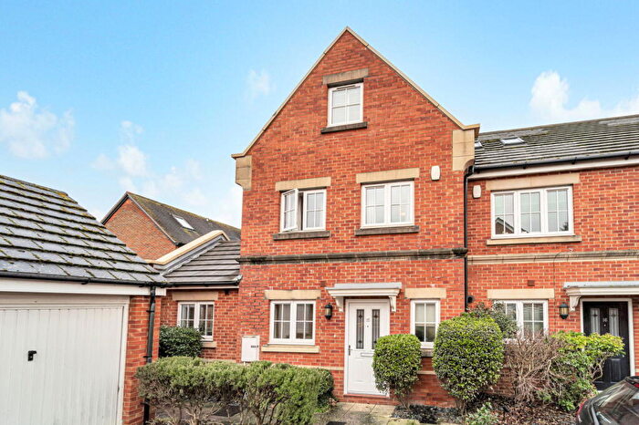 3 Bedroom Semi-Detached House For Sale In Derisley Close, Byfleet, KT14