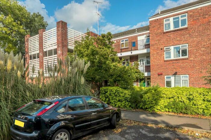 1 Bedroom Flat To Rent In Lambert Avenue, Richmond, TW9