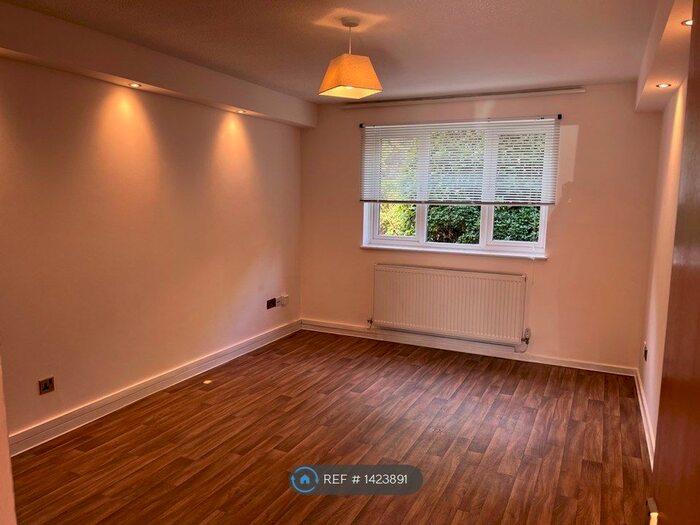 1 Bedroom Flat To Rent In Vine Court, Cheltenham, GL50