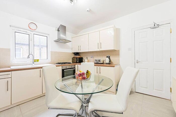 2 Bedroom Flat To Rent In Leahurst Road, Lewisham, London, SE13