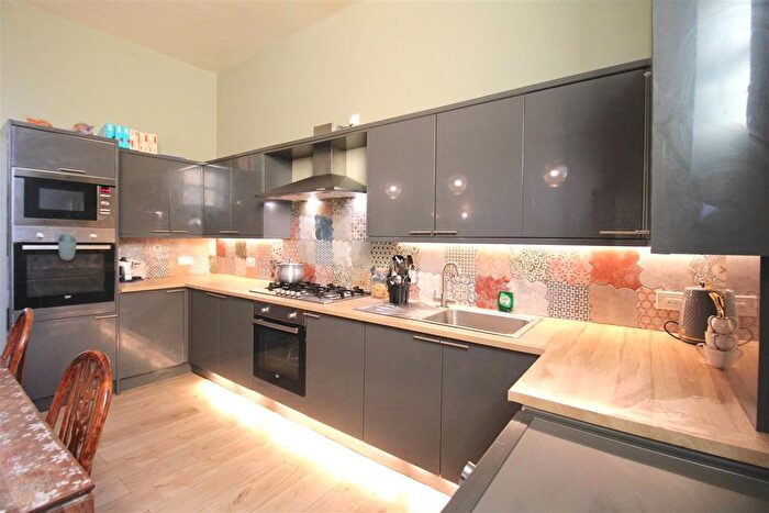 5 Bedroom Property To Rent In Halifax Old Road, Birkby, Huddersfield, HD2