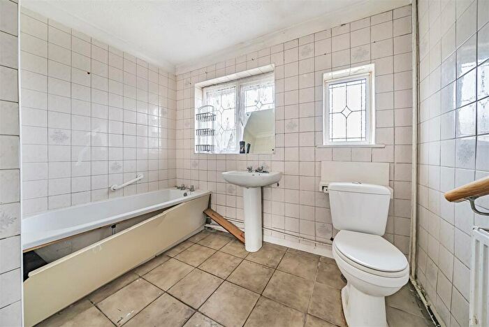 2 Bedroom Detached Bungalow For Sale In Cranford Park Drive, Yateley, Hampshire, GU46