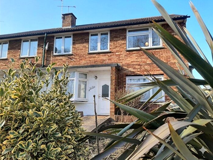 2 Bedroom Maisonette For Sale In Hertford Road, Enfield, EN3