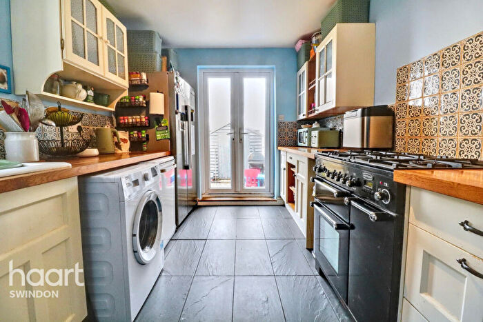 3 Bedroom Terraced House For Sale In Ferndale Road, Swindon, SN2