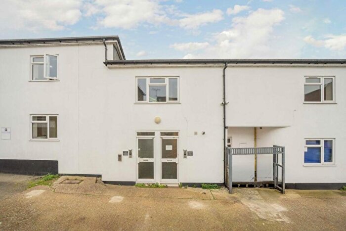 Studio To Rent In Sunny Place, London, NW4