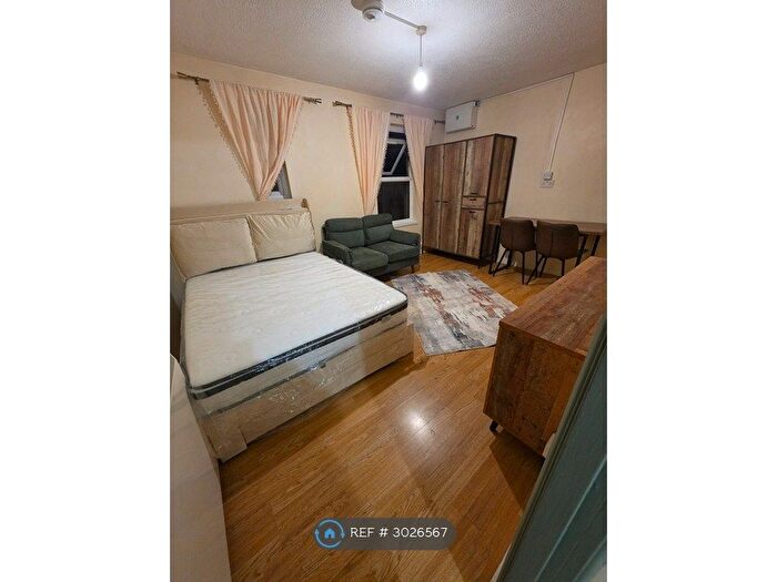Studio To Rent In Alexander Close, Barnet, EN4