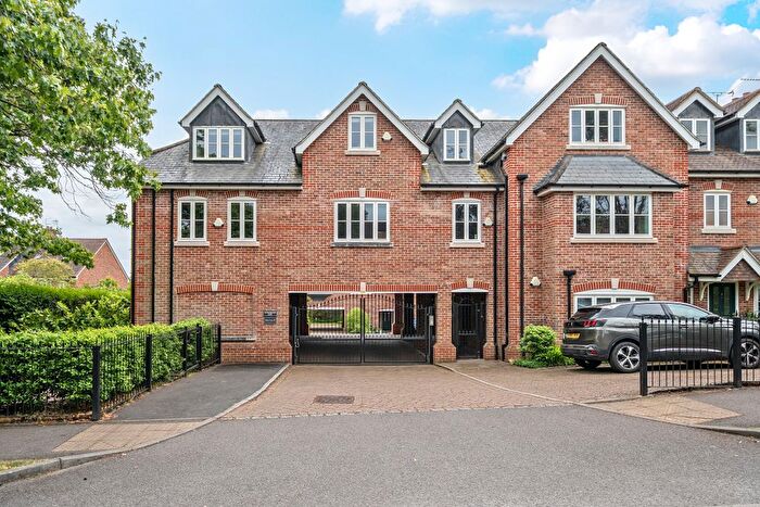 4 Bedroom Maisonette For Sale In Crownwood Gate, Farnham, GU9