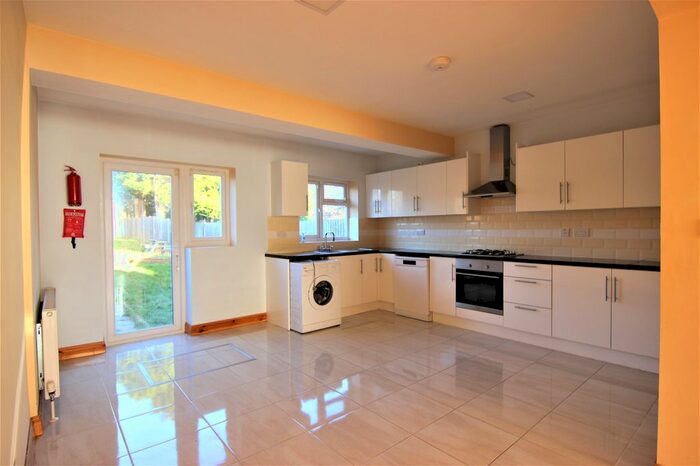 5 Bedroom Semi-Detached House To Rent In Wansford Road, Essex IG8