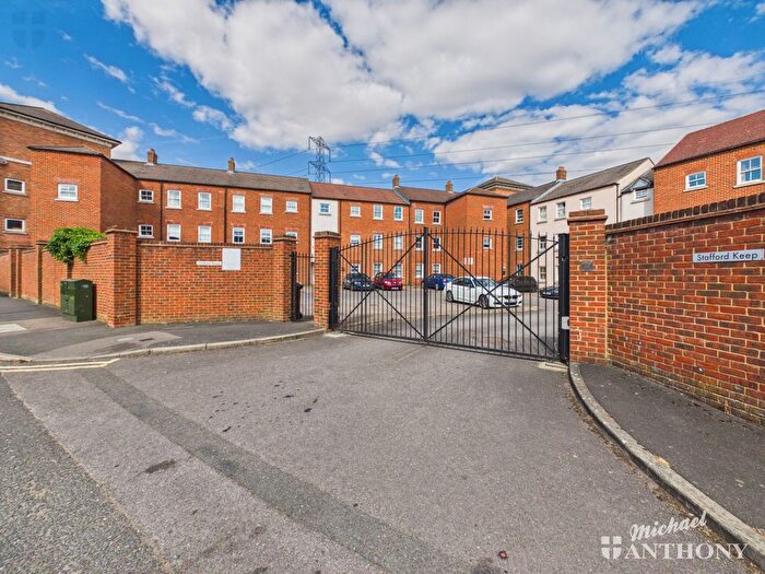 2 Bedroom Flat For Sale In Pine Street, Aylesbury, HP19