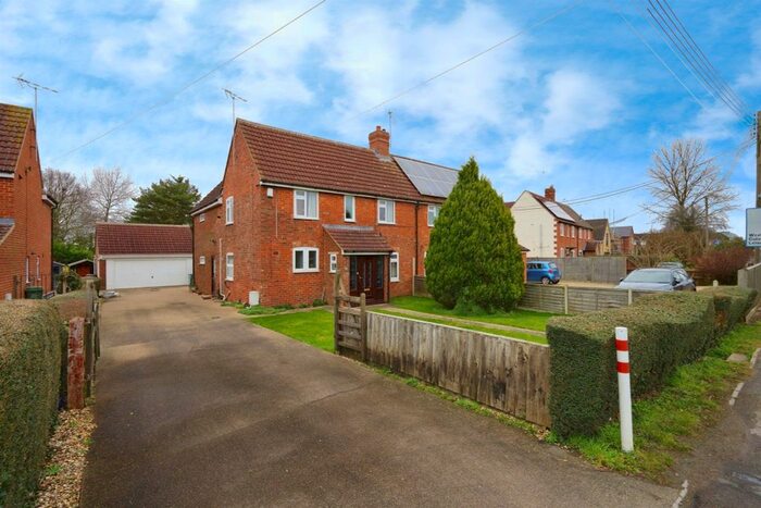 3 Bedroom Semi-Detached House For Sale In Common Hill, Cricklade, Swindon, SN6