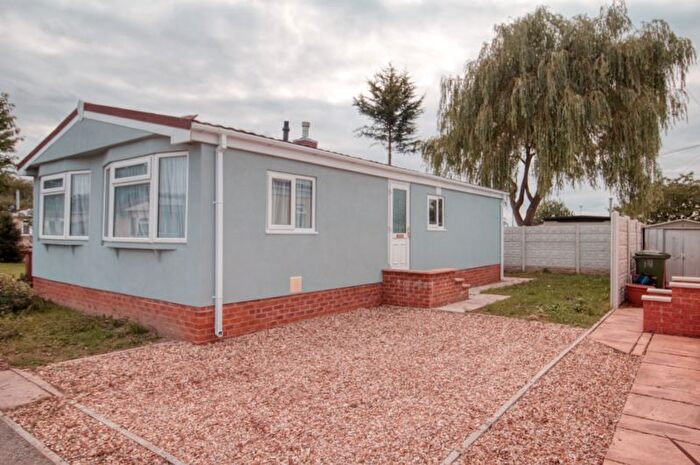2 Bedroom Mobile/park Home To Rent In Acacia Avenue, Poplars Mobile Homes, Charnwood Park Estate, Scunthorpe, DN15