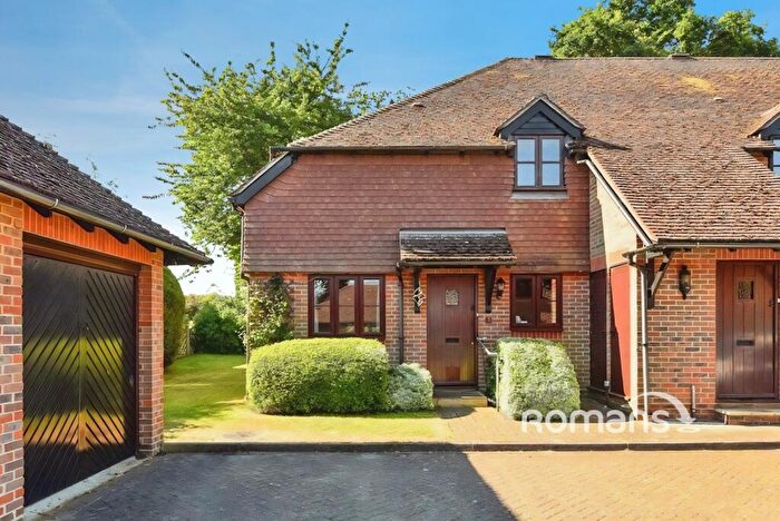 2 Bedroom Maisonette For Sale In Reading Road, Eversley, Hook, RG27