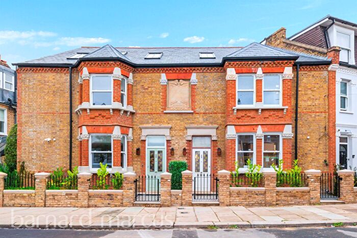 3 Bedroom End Of Terrace House For Sale In Jephtha Road, London, SW18