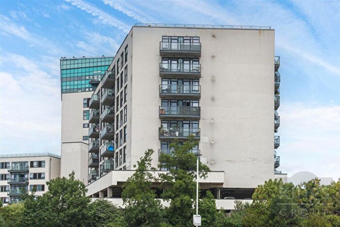 2 Bedroom Apartment For Sale In Dunstan Mews, Enfield, EN1