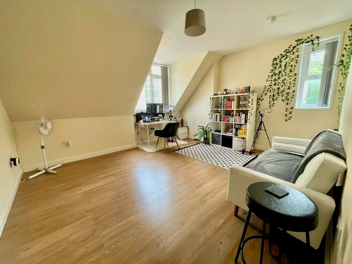 1 Bedroom Flat To Rent In Whiffens Avenue, Chatham, ME4