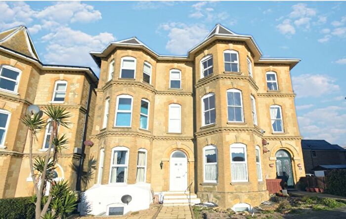 2 Bedroom Flat To Rent In Alexandra Gardens, Ventnor, PO38