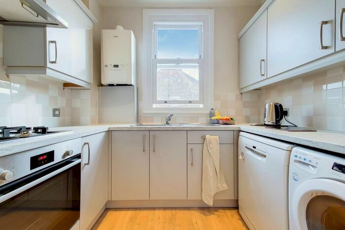 3 Bedroom Flat To Rent In Sandmere Road, Clapham North, London, SW4