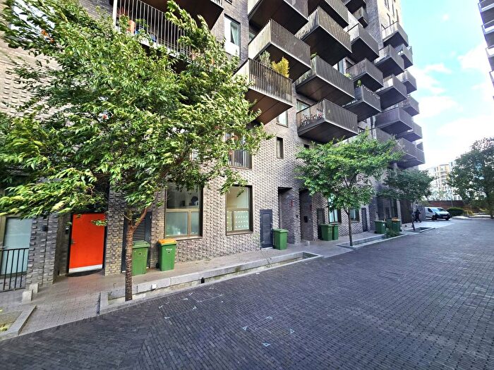 3 Bedroom Flat To Rent In Maud Street, Canning Town, London, E16