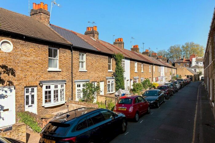 2 Bedroom Cottage To Rent In Rosedale Road, Richmond, TW9