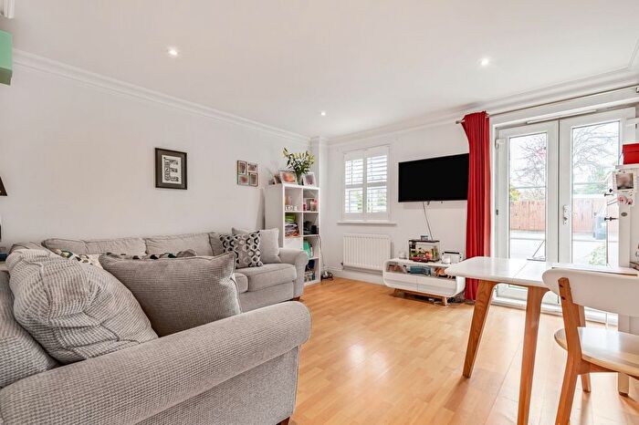 2 Bedroom Flat For Sale In Garratt Lane, London, SW17