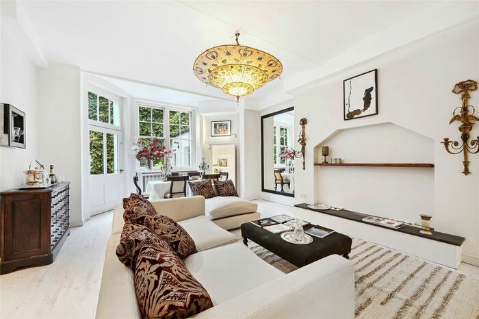 3 Bedroom Flat To Rent In Cadogan Square, Knightsbridge, London, SW1X