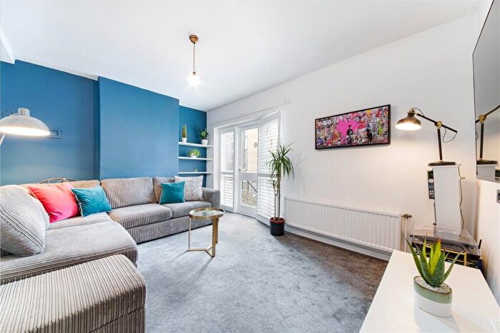 2 Bedroom Maisonette To Rent In Treaty Street, Kings Cross, N1
