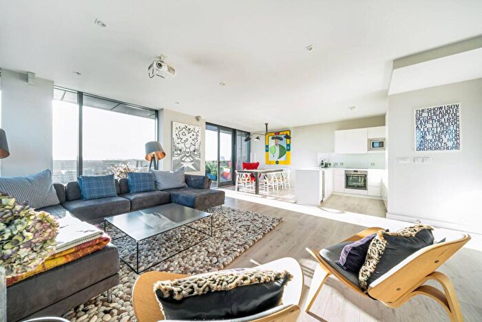 2 Bedroom Flat To Rent In Amelia Street, Elephant And Castle, London, SE17