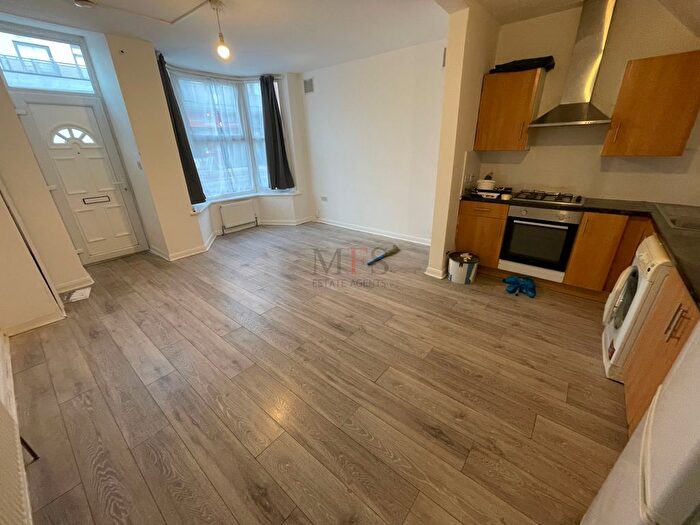 2 Bedroom Flat To Rent In Clayton Road, Hayes, UB3