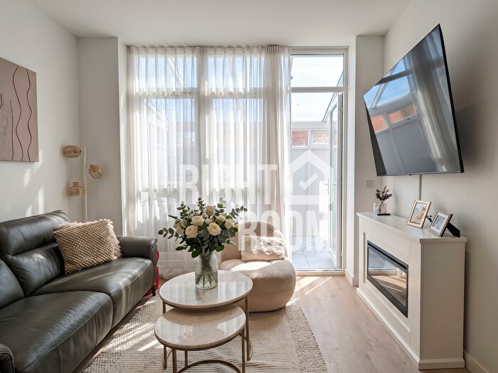 2 Bedroom Flat To Rent In Bed Flat, River Court, Woking, Surrey, GU21