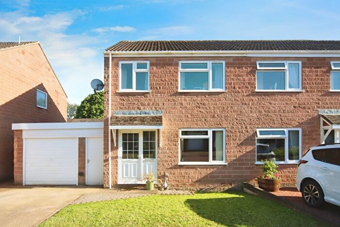 3 Bedroom Semi-Detached House For Sale In Irvine Close, Taunton, TA2