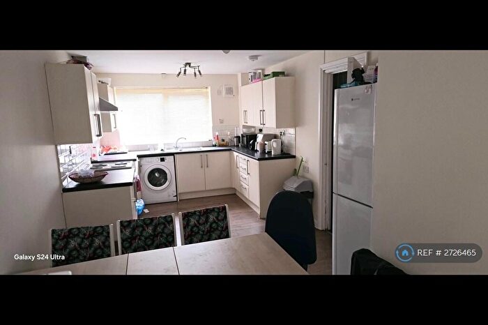 3 Bedroom Terraced House To Rent In Cottingley Gardens, Beeston, LS11