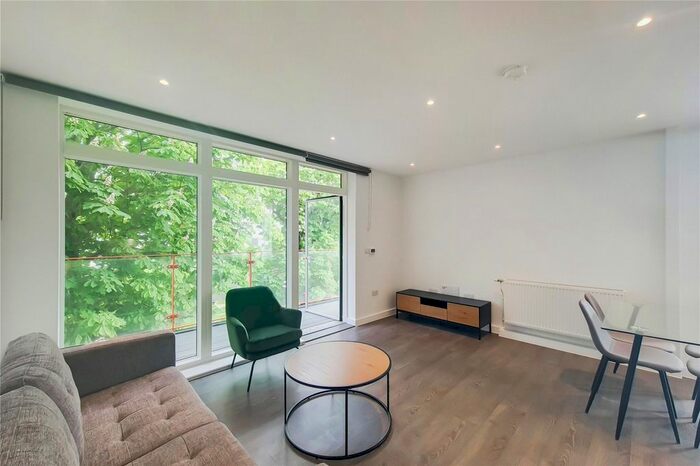 2 Bedroom Flat To Rent In Propeller Crescent, Croydon, CR0