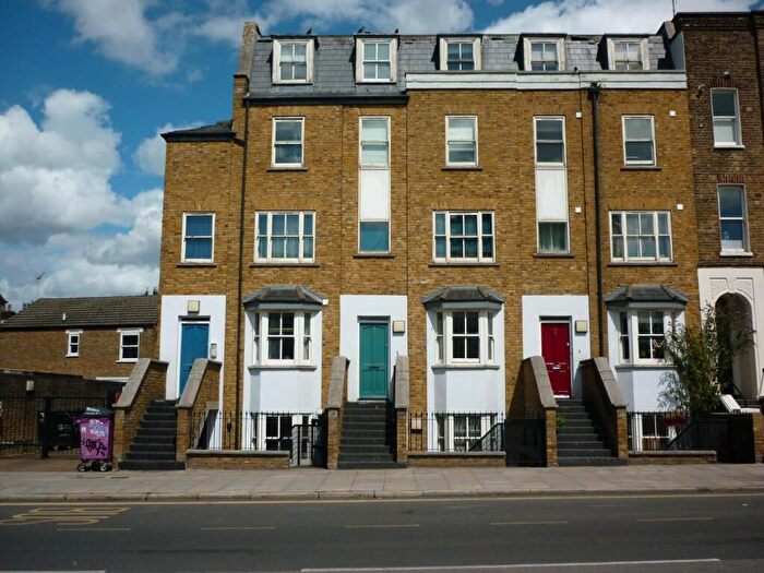 3 Bedroom Maisonette To Rent In Grove Road, Mile End, E3