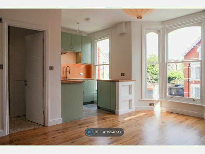 2 Bedroom Flat To Rent In Cornwall Road, London, N4