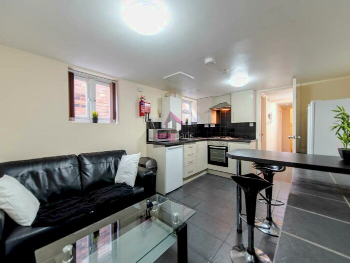 2 Bedroom Flat To Rent In Bolton Road, Salford, Manchester, M6