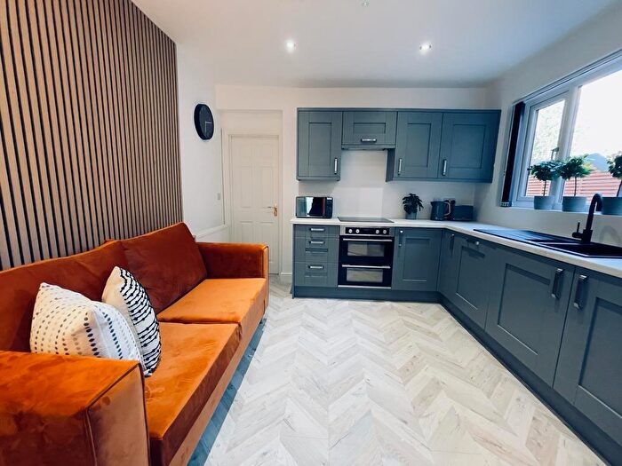 6 Bedroom End Of Terrace House To Rent In Bouverie Street - Studios - July, CH1
