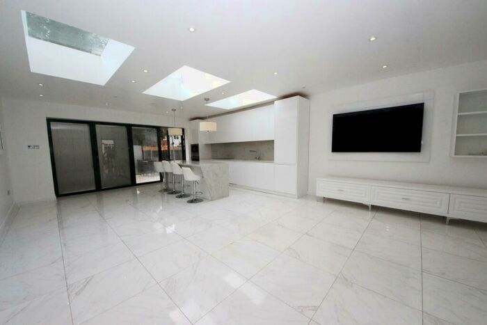 4 Bedroom House To Rent In Kingston, KT1