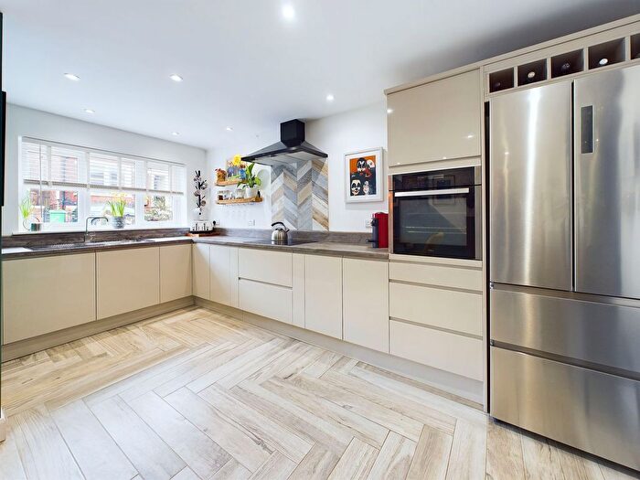 4 Bedroom Detached House For Sale In Thorneywood Mount, Nottingham, NG3