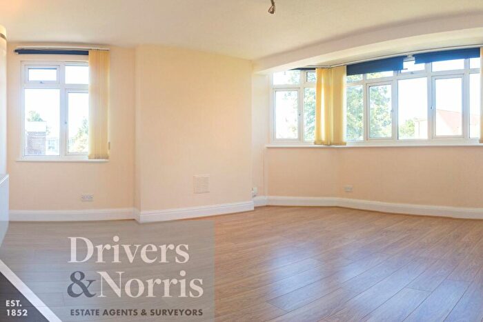 Apartment To Rent In Alexandra Grove, North Finchley, London, N12