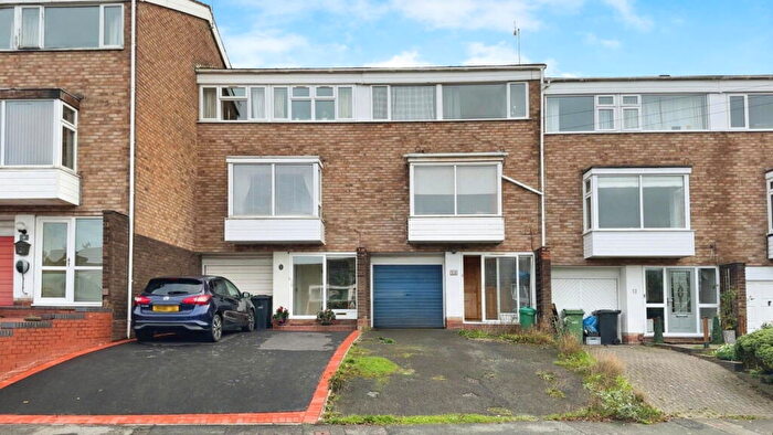 3 Bedroom Town House For Sale In Honeybourne Road, Halesowen, B63